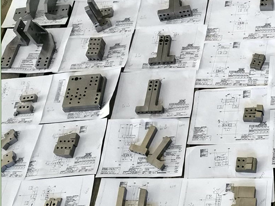 Peças usinadas conferidas sobre os desenhos técnicos