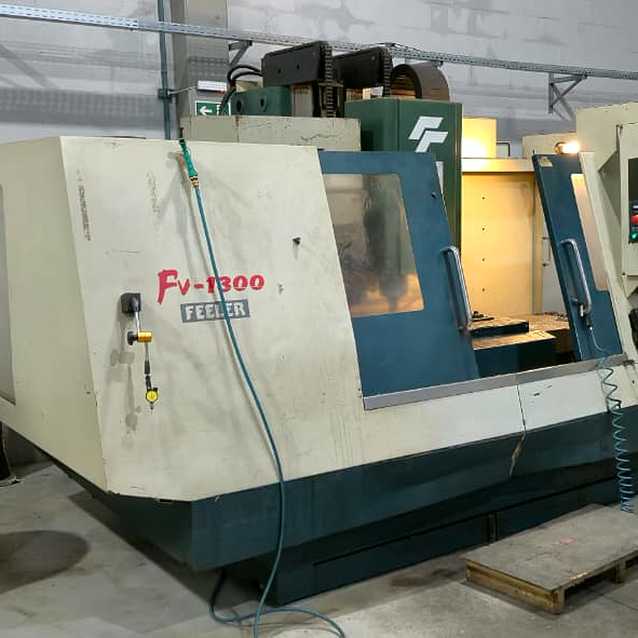 Centro de usinagem CNC FEELER FV-1300 na oficina da Steel Tech