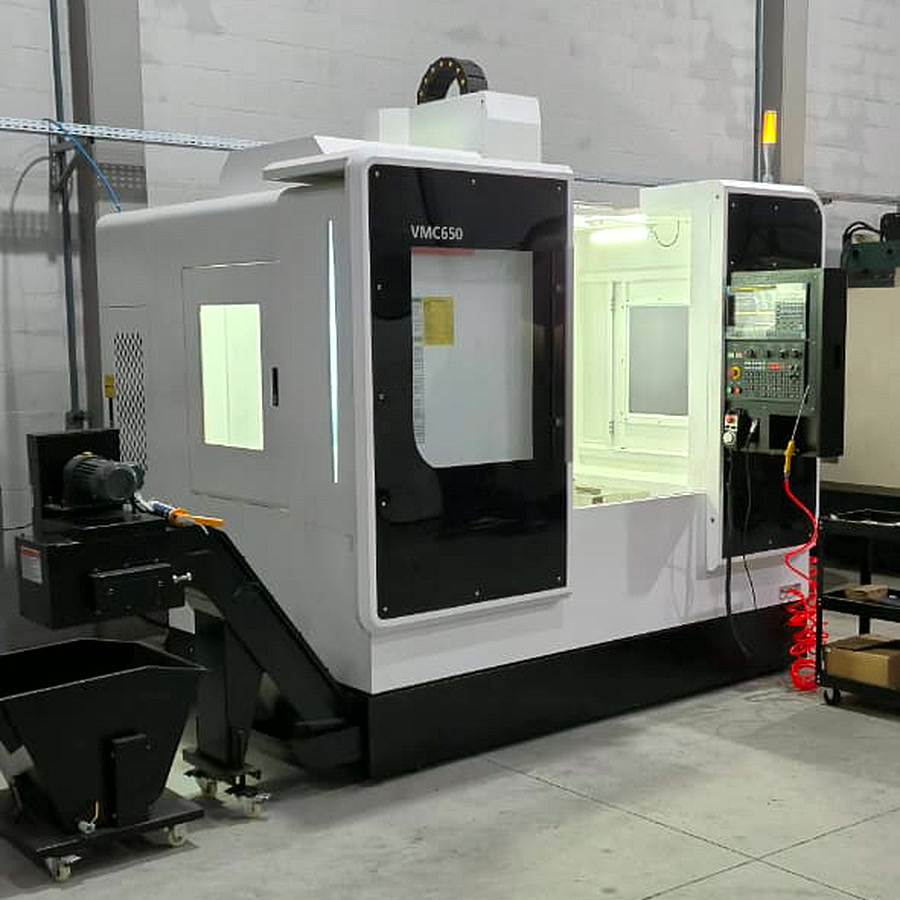 Centro de usinagem CNC VMC 650 na oficina da Steel Tech